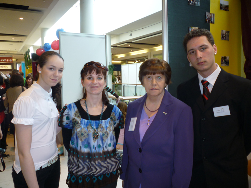 Naše pani profesorky a členovia našej psoločnosti.       